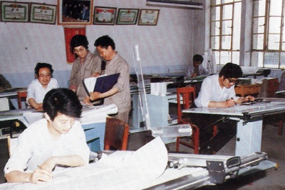 從1984年第一季度到抓管理上登記全面提高企業(yè)素質(zhì)驗收前，采取分線檢查、總結(jié)成績、找出差距、提出措施、限期整改的方法，使各項工作在整頓中鞏固提高，在鞏固提高中進行再整頓，再提高。