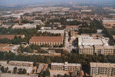 推土機總廠本部廠區(qū)。山東推土機總廠建立時，固定資產(chǎn)原值為2569萬元，占地面積為517538平方米，建筑面積為170861平方米。