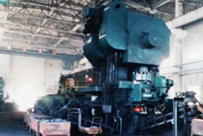 3月24日，世界第一臺德國奧姆卡4000噸熱模鍛生產(chǎn)線在山推總廠熱模鍛車間安裝調(diào)試。