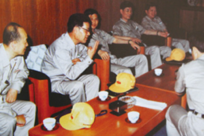 為了學(xué)習(xí)外國先進技術(shù)和管理方法，前往引進技術(shù)與設(shè)備的國家進行實地考察。薛仲光廠長在日本。