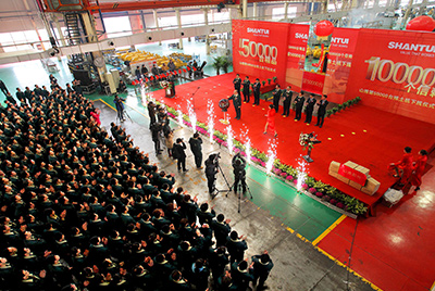 推土機事業(yè)部總裝工廠隆重舉行推土機第50000臺下線慶典儀式。這一激動人心的歷史時刻標(biāo)志著50000臺不僅僅是一個數(shù)量的積累，更是山推管理水平、生產(chǎn)規(guī)模、制造技術(shù)、研發(fā)能力、銷售能力等綜合能力的體現(xiàn)，標(biāo)志著山推推土機產(chǎn)業(yè)整體實力進一步增強，是從量變到質(zhì)變的飛躍。