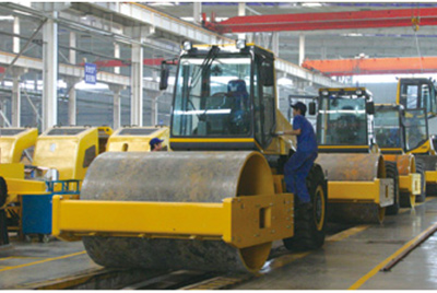 2002年2月，由履帶廠開發(fā)研制的YZ18液壓振動壓路機，順利下線。