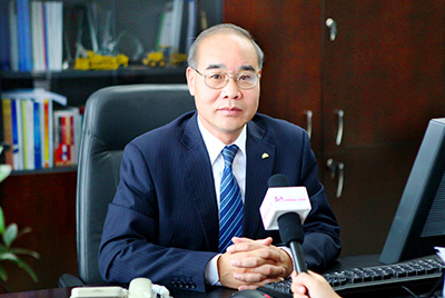 張秀文董事長在接受中國山東網(wǎng)專題采訪時，就公司踐行“厚道魯商”倡樹行動進行回答，介紹了山推把“仁義、誠信、厚道”的文化精髓融入到生產(chǎn)經(jīng)營的全過程的典型做法和“誠敬做產(chǎn)品，誠信做企業(yè)”的經(jīng)營理念，在工程機械行業(yè)樹立起了“厚德堅韌”的山東國企形象