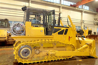 世界上第一臺燃氣型履帶式推土機——SD20-5（LNG）在研究總院新產(chǎn)品試制中心下線。SD20-5（LNG）履帶式推土機是公司順應(yīng)行業(yè)發(fā)展趨勢開發(fā)的一款節(jié)能、環(huán)保產(chǎn)品，整機采用天然氣專用發(fā)動機，燃燒后無積炭，滿足stageIIIA排放，壽命更長，維修頻率更低。