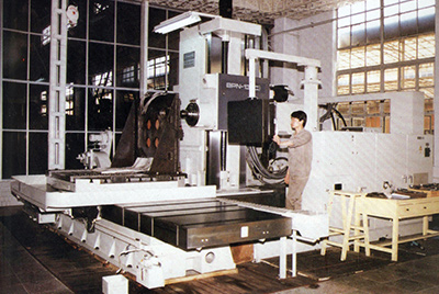 BPN-13B(R4)數(shù)控臥式加工中心。廠房擴建加大，設(shè)備填平補齊，增加精、大、稀設(shè)備，新上生產(chǎn)線，提高企業(yè)裝備素質(zhì)，使山推廠成為名副其實的大馬力推土機生產(chǎn)廠。