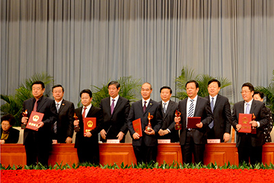 會上對獲得“省長質(zhì)量獎”的企業(yè)和個人進行了表彰，山推股份位居榜首，公司董事長張秀文從省長姜大明手中接過了代表山東質(zhì)量管理最高榮譽的“金拇指”獎杯。