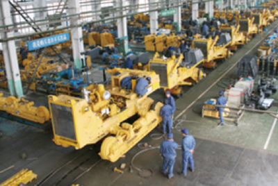 山推牌TY320C推土機在裝配分廠試驗車間順利下線，標(biāo)志著“山推”系列推土機在技術(shù)性能和結(jié)構(gòu)造型水平上又上了一個新的臺階。