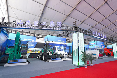 2023跨國公司與中國主題展在青島國際會議中心海上大壩舉辦， 山推股份攜EE225電挖、SRD13-C6U無人駕駛壓路機和純電裝載機隨團參展。