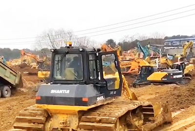 1月23日夜間，山推設(shè)備開足馬力，與時間賽跑，全速開啟“武漢版小湯山”醫(yī)院的建設(shè)。